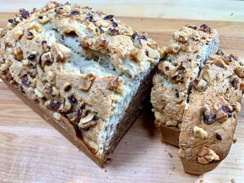 Pain aux Bananes Parsemé de Noix de Grenoble
