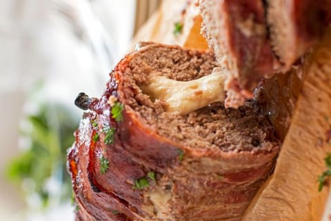 Pain de Viande Farci au Fromage et Enrobé de Bacon