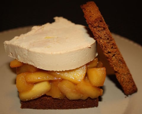 Pain D'épices Toasté, Lit de Pommes Caramélisées au Cidre et Foie Gras