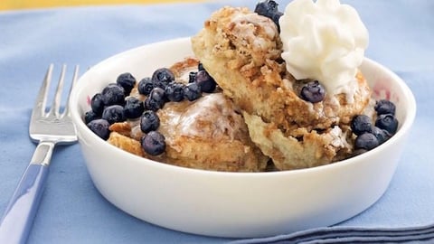 Pain Doré aux Bleuets et aux Bananes Garni de Granola