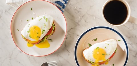 Pain Grillé à L’avocat et aux Oeufs