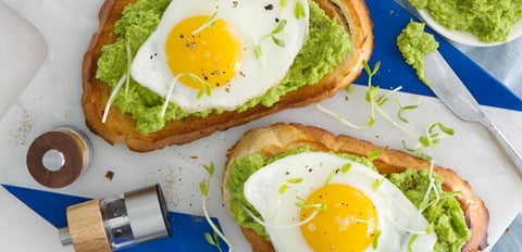 Pain Grillé Printanier aux Pois et aux Oeufs