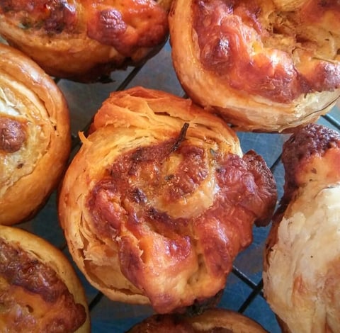 Pain Magique (fromage en grain, oignons caramélisés & fines herbes)