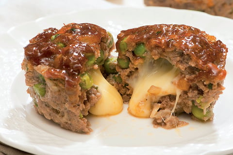 PAINS DE VIANDE AU CHEDDAR DANS DES MOULES À MUFFINS