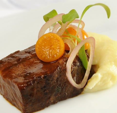 PALERON DE BOEUF BRAISÉ, ALIGOT DE PANAIS ET AU FROMAGE LA BELLE-MÈRE, CERISES DE TERRE ET JUS DE VEAU