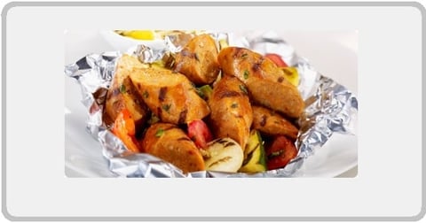 Papillote de Saucisses Italiennes Épicées Légumes Grillés et Fines Herbes