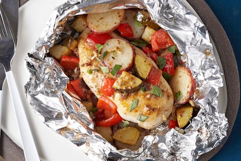 Papillotes de Poulet et de Légumes Grillés à la Grecque