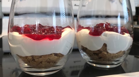 Parfait aux Canneberges et Crème Fouettée