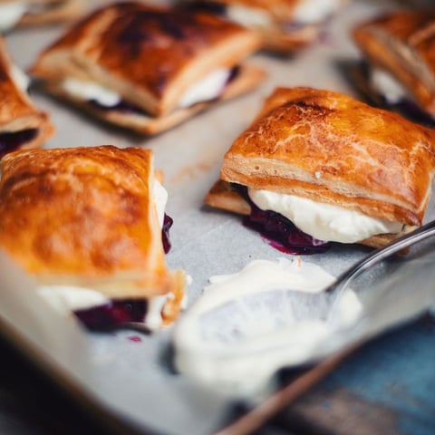 PASSION FLAKIE™ AUX PETITS FRUITS AVEC CRÈME FOUETTÉE AU CHOCOLAT BLANC