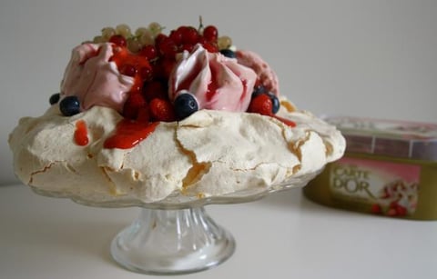 PAVLOVA aux Fruits Rouges & Glace Carte D'or Façon Glacier Fraise et Morceaux de Meringue