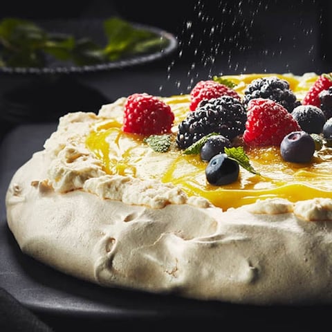 PAVLOVA AUX PETITS FRUITS AVEC CRÈME DE CITRON
