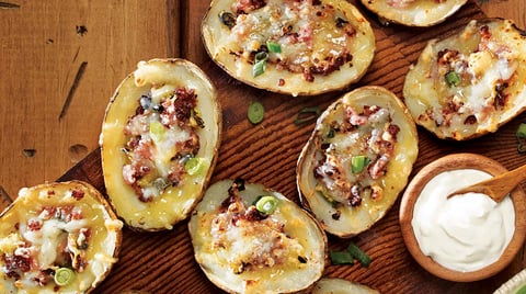 PELURES DE POMMES DE TERRE À LA VIANDE FUMÉE