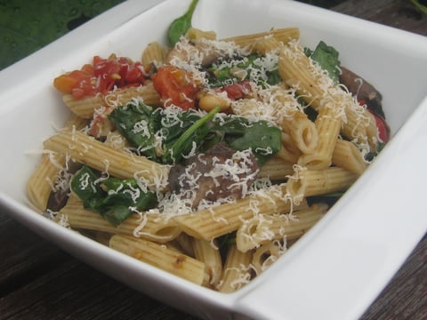 Penne aux Épinards, aux Tomates et aux Portobellos