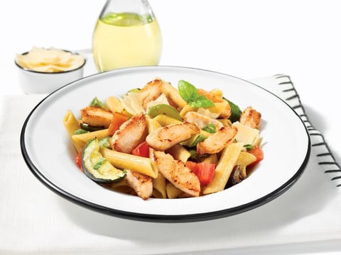 PENNES DE BLÉ AUX POITRINES DE POULET TRANCHÉES, ASSAISONNÉES ET RÔTIES AU FOUR