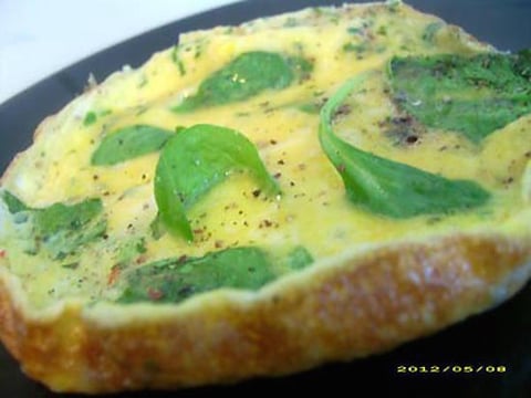 Petite Omelette aux Pousses D'épinards