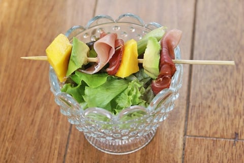 Petites Brochettes Mangue, Jambon Cru & Sel Rose {sans gluten et lactose}