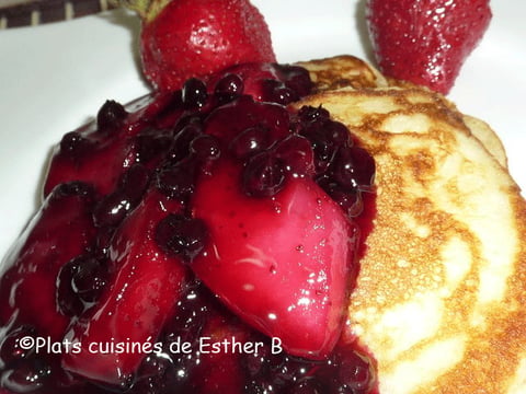 Petites Crêpes au Babeurre, Sauce aux Bleuets et aux Pommes