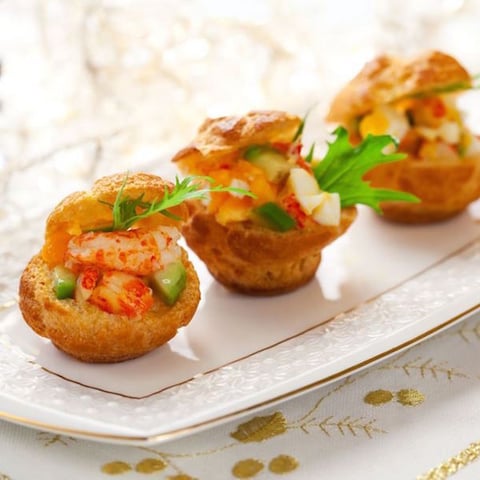 Petits Choux Fourrés aux Crevettes Saumon et Avocat