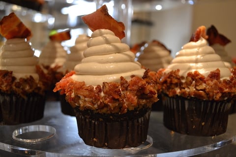 Petits Gâteaux au Chocolat Bacon à L'érable Glaçage