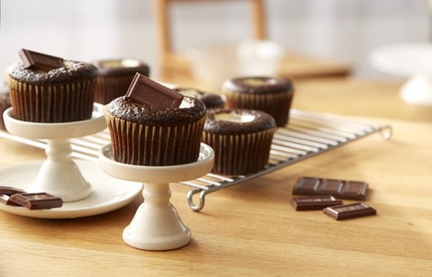 Petits Gâteau Au Chocolat Garnis De Barre De Chocolat