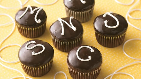 Petits Gâteaux au Centre Crémeux Coiffés de Lettres