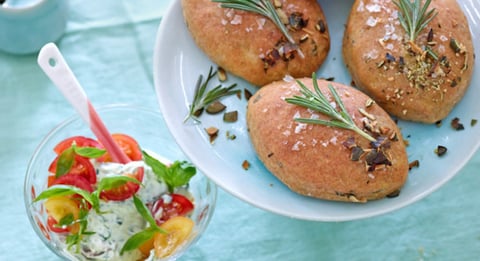 Petits Pains au Fromage Frais et Tomates Cocktail