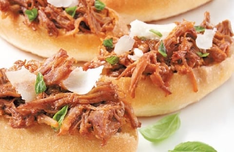 Petits Pains au Porc Effiloché à la Sauce Tomate, au Parmesan et au Basilic