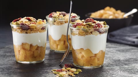 PETITS POTS DE POMMES A LA CANNELLE ET MUESLI MAISON