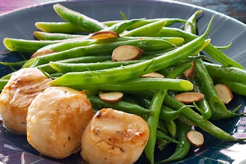 Pétoncles Sautés avec Haricots aux Amandes