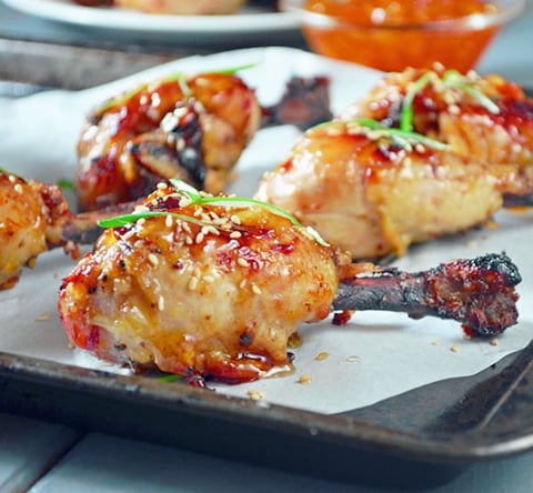 PILONS DE POULET À LA MARMELADE D’ORANGES ET GINGEMBRE