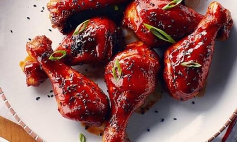 PILONS DE POULET À LA SAUCE BARBECUE HOISIN