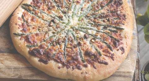 Pizza à la Pistache et aux Asperges