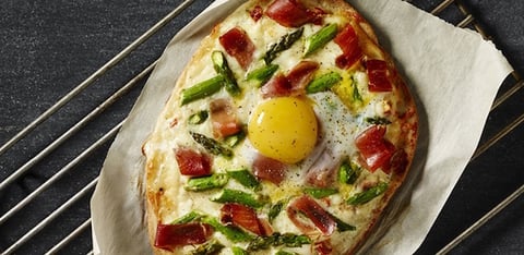 Pizza Asperges et Prosciutto avec un Oeuf