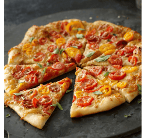 PIZZA AU PESTO DE NOIX DE GRENOBLE, AU FROMAGE FUMÉ, AUX TOMATES ET À L’ORIGAN