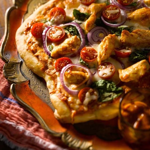 Pizza au Poulet au Beurre Parfaite pour Deux