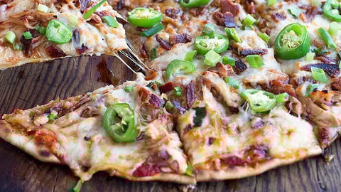 Pizza au Poulet Grillé, au Miel et à la Sauce Sriracha