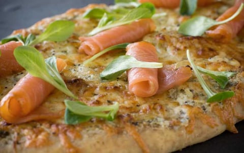 Pizza au Saumon Fumé Crème Fraîche aux Herbes et Ail Confit et Compote d’oignons