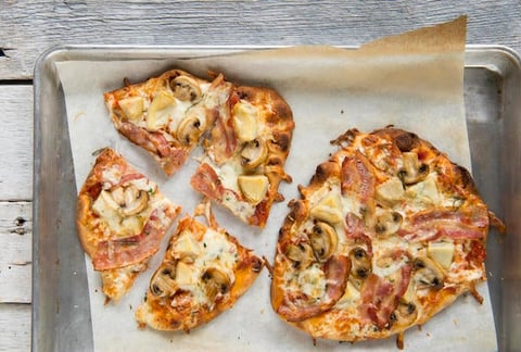 PIZZA AUX ARTICHAUTS, AUX CHAMPIGNONS ET AU BACON