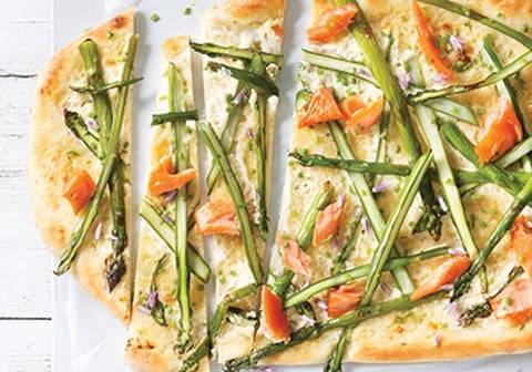 Pizza aux Asperges et à la Truite Fumée