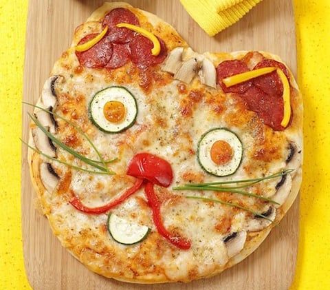 Pizza aux Légumes en Forme de Chat