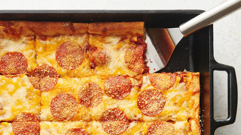 Pizza Épaisse dans un Plat