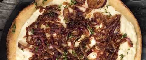 PIZZA FINE AUX OIGNONS ET SAUCE CRÉMEUSE À BASE DE FROMAGE LE CABROUET