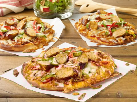 PIZZA GARNIE DE SAUCISSE PUR PORC, D’OIGNON CARAMÉLISÉ ET DE POIVRON
