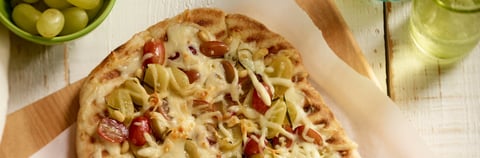 Pizza Grillée au Fromage Mozzarellissima aux Raisins et aux Noix de Pin