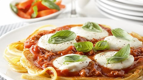 PIZZA PÂTES AU HACHÉ, MOZZARELLA ET BASILIC
