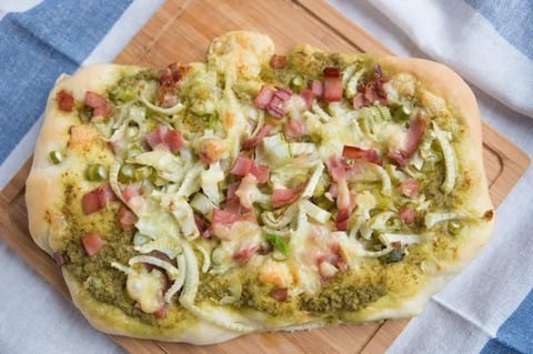 Pizza Pesto Jambon et Oignons