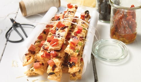PIZZA RUSTIQUE AU SALAMI, LÉGUMES GRILLÉS ET FROMAGE