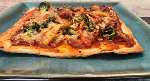 Pizza sur Croûte Mince Pepperoni et Légumes