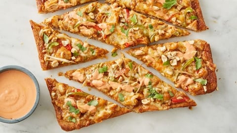 Pizza Thaïlandaise au Poulet et à la Sauce Sriracha