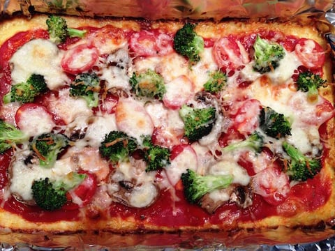 PIZZA VÉGÉTARIENNE SUR CROÛTE DE CHOU-FLEUR AU CHEDDAR